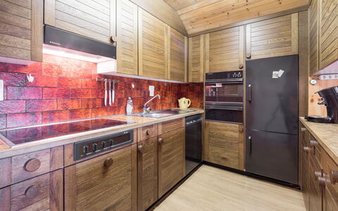 Laax 71: Træ, Køkken, Indretning, Gulvbelægning, Countertop, Cabinetry, Bejdse, Loft, Lysarmatur, Trægulve