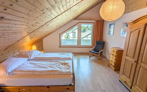 Laax 76: Møbel, Indretning, Seng, Soveværelse, Træ, Loft, Etage, Gulvbelægning, Værelse, Sengetøj
