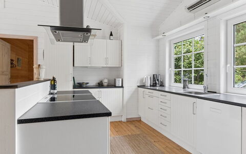 Aiyana - 2.1Km from the Sea: Køkken, Gulvbelægning, Træ, Countertop, Indretning, Cabinetry, Køkken Apparat, Etage, Loft, Håndvask
