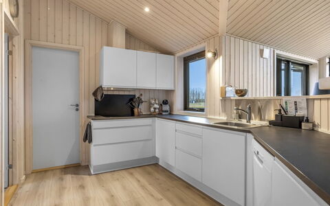 Arwed - 900M from the Sea: Træ, Loft, Gulvbelægning, Indretning, Countertop, Køkken, Etage, Værelse, Større Bandage, Hjem