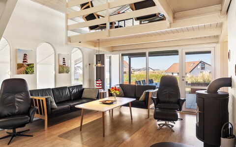 Flugha - 190M from the Sea: Møbel, Indretning, Gulvbelægning, Etage, Træ, Trægulve, Loft, Couch, Stue, Belysning