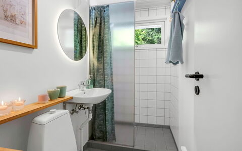 Flor - 900M from the Sea: Sanitærarmatur, Badeværelse, Indretning, Toiletbræt, Toilet, Gulvbelægning, Etage, Vvs, Håndvask, Hjem