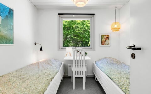 Flor - 900M from the Sea: Væg, Soveværelse, Seng, Indretning, Sengetøj, Loft, Sengetøj, Etage, Gulvbelægning, Hjem