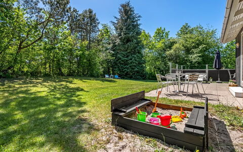 Flor - 900M from the Sea: Træ, Busk, Have, Land Lot, Skygge, Landscaping, Lawn, Parkere, Gård