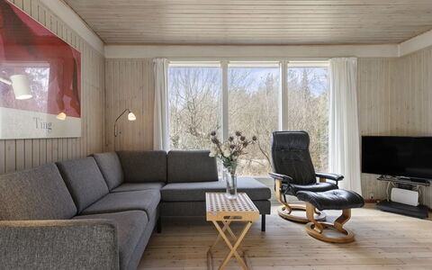 Ursula - 7Km from the Sea: Møbel, Træ, Gulvbelægning, Etage, Stue, Indretning, Couch, Hjem, Trægulve