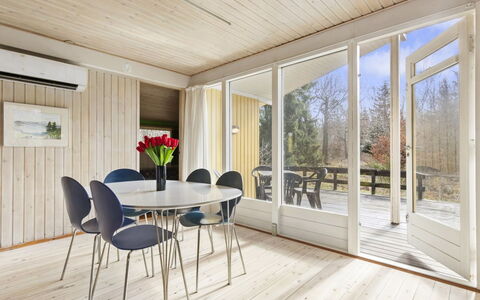 Ursula - 7Km from the Sea: Træ, Gulvbelægning, Trægulve, Etage, Indretning, Møbel, Køkken & Spisebord, Loft, Hjem, Spisestue