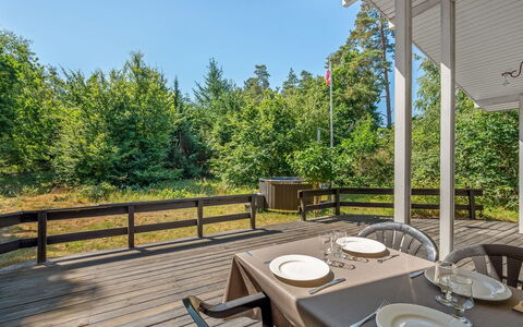 Ursula - 7Km from the Sea: Træ, Veranda, Hårdttræ, Dæk, Sommerhus, Bejdse, Planke, Skygge, Stol, Altan
