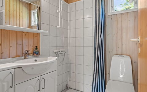 Ursula - 7Km from the Sea: Træ, Gulvbelægning, Sanitærarmatur, Håndvask, Etage, Badeværelsesvask, Indretning, Tap, Vvs, Badeværelse