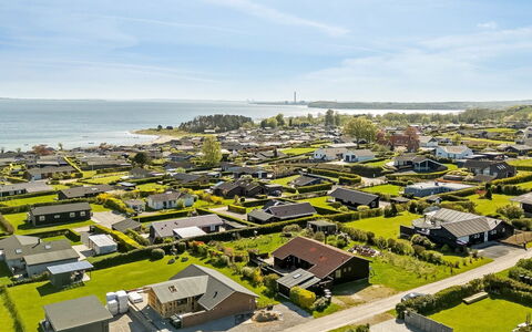 Carlie - 400M from the Sea: Møbel, Hav, Stol, Skygge, Altan, Udendørs Møbler, Eco Hotel, Kyst, Dæk, Bejdse