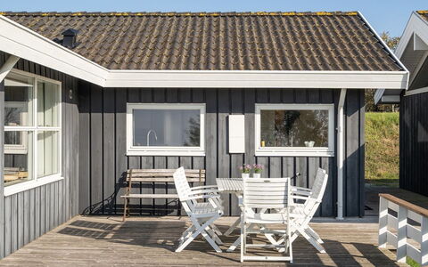 Adelinde - 300M from the Sea: Møbel, Hav, Stol, Skygge, Altan, Udendørs Møbler, Eco Hotel, Kyst, Dæk, Bejdse
