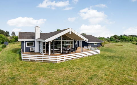 Adelinde - 300M from the Sea: Hjem, Hus, Arkitektur, Tag, Sommerhus, Veranda, Estate, Stuehus, Sidespor