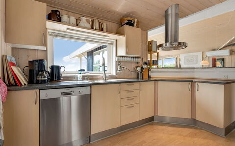 Adelinde - 300M from the Sea: Køkken, Countertop, Køkken Apparat, Gulvbelægning, Indretning, Træ, Cabinetry, Møbel, Større Bandage, Etage