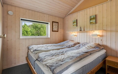 Adelinde - 300M from the Sea: Træ, Soveværelse, Hjem, Hårdttræ, Loft, Bejdse, Bed Frame, Bjælkehytte, Planke, Seng