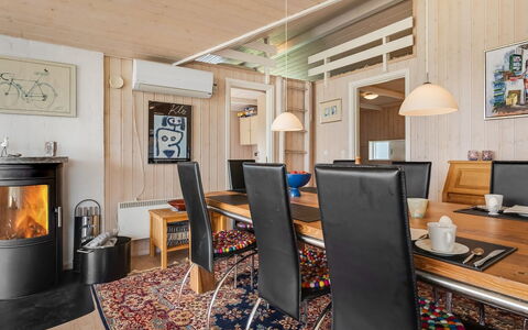 Adelinde - 300M from the Sea: Møbel, Indretning, Træ, Loft, Gulvbelægning, Etage, Værelse, Belysning, Stue, Couch