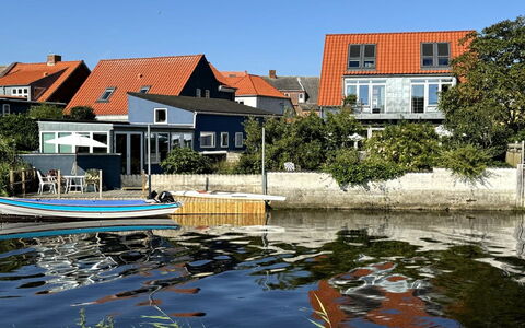 Frænde - 500M from the Sea: Bygning, Båd, Hus, Vandvej, Hjem, Boligområde, Arkitektur, Vandfartøjer, Tag, Kanal