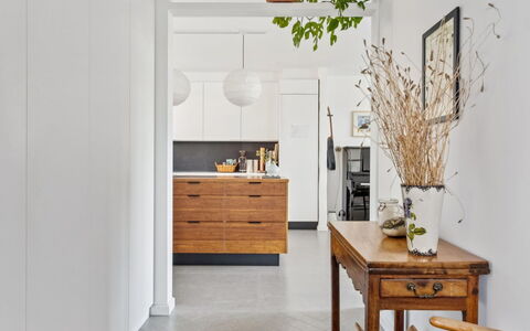 Frænde - 500M from the Sea: Gulvbelægning, Træ, Møbel, Cabinetry, Indretning, Etage, Countertop, Skuffe, Køkken, Hjem