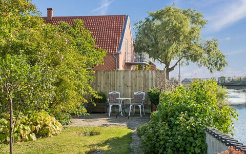 Frænde - 500M from the Sea: Grøn, Busk, Have, Landscaping, Skygge, Gård, Backyard, Eco Hotel, Stuehus