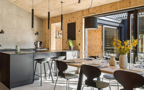 Ania - 500M from the Sea: Møbel, Køkken, Indretning, Countertop, Gulvbelægning, Stol, Træ, Køkken & Spisebord, Lysarmatur, Loft