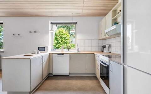 Ulv - from the Sea: Køkken, Væg, Gulvbelægning, Køkken Apparat, Countertop, Træ, Indretning, Større Bandage, Loft, Etage