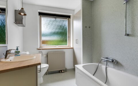 Ulv - from the Sea: Væg, Sanitærarmatur, Gulvbelægning, Indretning, Badeværelse, Tap, Badekar, Loft, Etage, Vvs