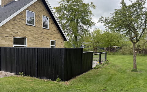 Ulv - from the Sea: Træ, Hegn, Home Fencing, Lawn, Backyard, Have, Hårdttræ, Planke, Landscaping, Gård