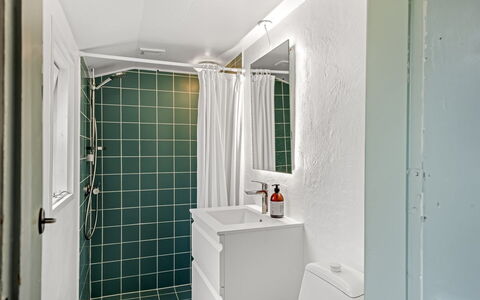 Volmer - 500M from the Sea: Væg, Sanitærarmatur, Gulvbelægning, Badeværelse, Indretning, Etage, Loft, Vvs, Håndvask, Tap
