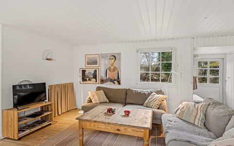 Volmer - 500M from the Sea: Møbel, Couch, Indretning, Gulvbelægning, Træ, Etage, Loft, Stue, Trægulve, Værelse