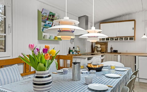 Volmer - 500M from the Sea: Træ, Indretning, Møbel, Loft, Lysarmatur, Belysning, Stol, Køkken & Spisebord, Restaurant, Spisestue