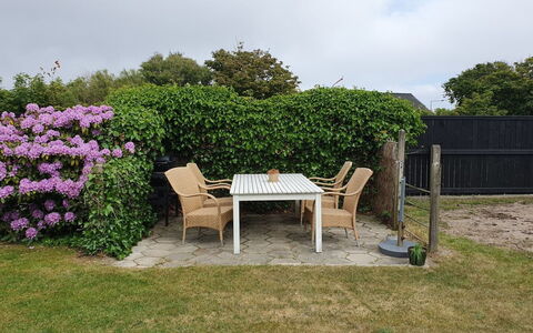 Jovana - 500M from the Sea: Busk, Have, Skygge, Udendørs Møbler, Lawn, Landscaping, Hæk, Udendørs Bench, Gård