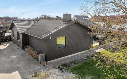 Jovana - 500M from the Sea: Væg, Træ, Tag, Hjem, Sidespor, Hus, Boligområde, Sommerhus, Dør, Kompositmateriale