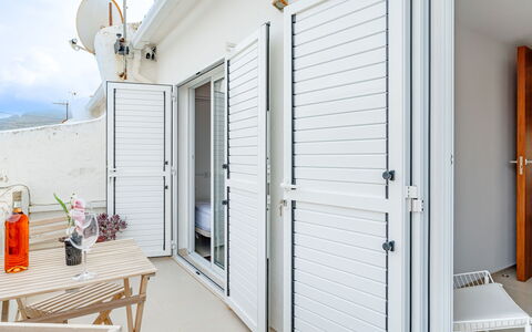 Sea Breeze House: Møbel, Soveværelse, Seng, Etage, Sengetøj, Lejlighed, Indretning, Gulvbelægning, Sengetøj, Bed Frame