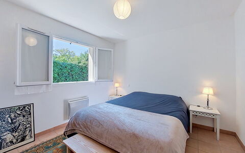 Les Mouettes: Møbel, Soveværelse, Seng, Etage, Sengetøj, Lejlighed, Indretning, Gulvbelægning, Sengetøj, Bed Frame