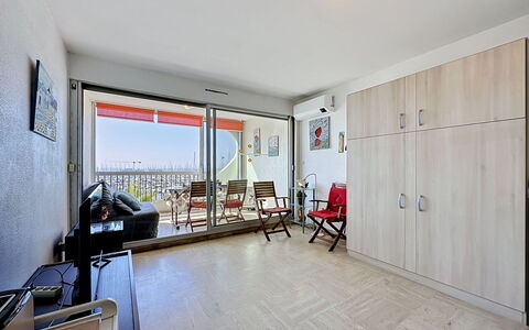 Eden: Møbel, Soveværelse, Seng, Etage, Sengetøj, Lejlighed, Indretning, Gulvbelægning, Sengetøj, Bed Frame