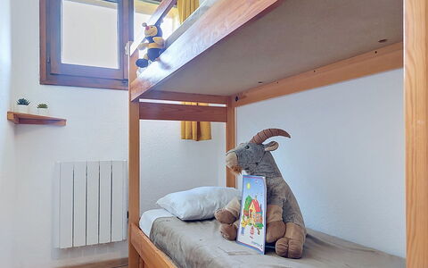 Turquoise: Møbel, Soveværelse, Seng, Etage, Sengetøj, Lejlighed, Indretning, Gulvbelægning, Sengetøj, Bed Frame