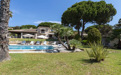 Bleu Isolella: Estate, Udvej, Lawn, Villa, Have, Hacienda, Landscaping, Mansion, Eco Hotel
