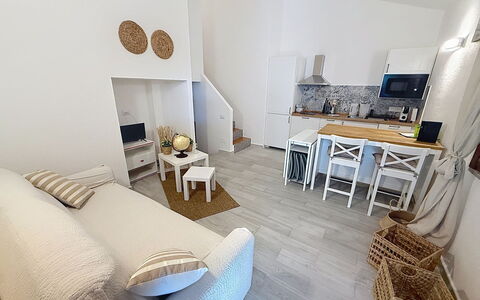Porto Luna 1: Møbel, Gulvbelægning, Indretning, Etage, Træ, Værelse, Stol, Bord, Stue, Hjem