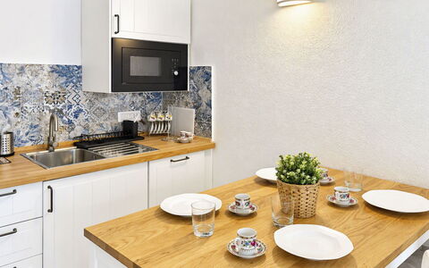 Porto Luna 1: Countertop, Gulvbelægning, Køkken, Møbel, Indretning, Cabinetry, Etage, Hjem, Sanitærarmatur, Belysning
