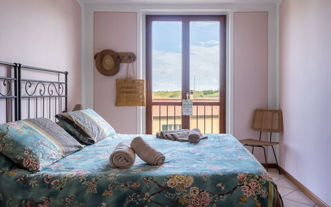 Terrazza sulla Luna, Casciana Terme: Soveværelse, Seng, Sengetøj, Sengetøj, Træ, Sengetøj, Møbel, Indretning, Textile, Bed Frame