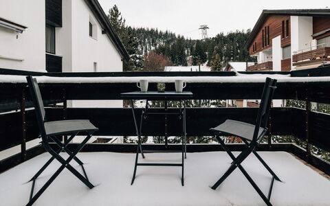 Casa Laret 6-11: Møbel, Udendørs Møbler, Stol, Udendørs Bord, Skygge, Altan, Sne, Foldestol