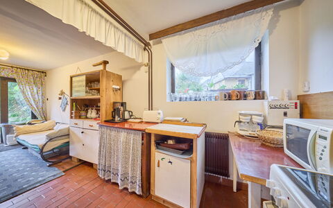 Černý: Møbel, Træ, Indretning, Værelse, Gulvbelægning, Loft, Etage, Belysning, Hjem, Stol