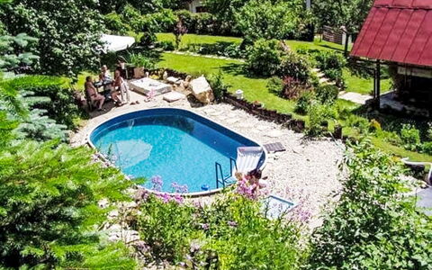 Černý: Svømmepøl, Busk, Udvej, Have, Sommerhus, Paraply, Backyard, Udendørs Møbler, Landscaping, Gård
