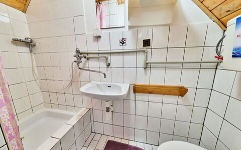 Černý: Træ, Sanitærarmatur, Etage, Gulvbelægning, Vvs, Badeværelse, Badeværelsesvask, Tap, Håndvask, Toilet