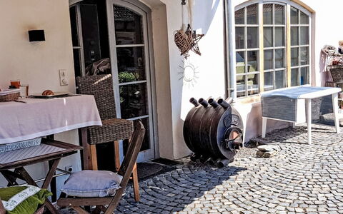 Alte Scheune: Møbel, Udendørs Møbler, Stol, Dør, Jern, Blomsterkrukke, Udendørs Bord, Stueplante, Wicker, Kaffebord