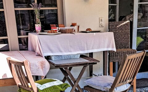 Alte Scheune: Møbel, Stol, Udendørs Møbler, Bord, Udendørs Bord, Indretning, Wicker, Blomsterkrukke, Kaffebord, Køkken & Spisebord