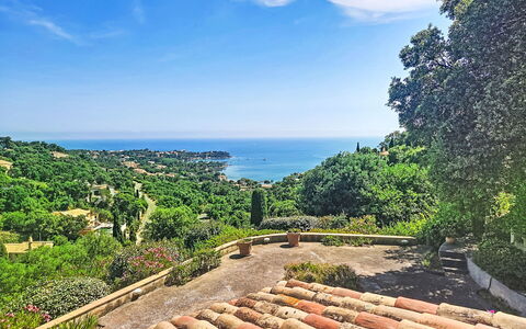 La Farlade: Blå, Vegetationen, Horisont, Landskab, Hav, Kyst, Coastal Og Oceaniske Landskabsformer, Ocean, Hill Station, Tropics