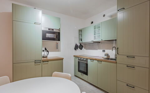 Nala: Køkken, Køkken Apparat, Countertop, Cabinetry, Indretning, Møbel, Større Bandage, Gulvbelægning, Træ, Etage