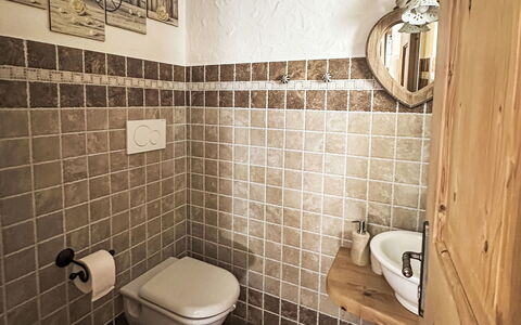Chalet Ralon: Toiletbræt, Væg, Sanitærarmatur, Gulvbelægning, Badeværelse, Toilet, Etage, Indretning, Vvs, Tap