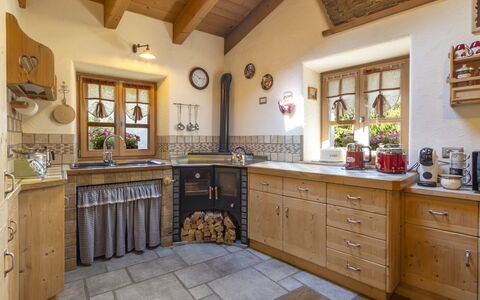 Chalet Ralon: Køkken, Møbel, Indretning, Træ, Gulvbelægning, Cabinetry, Countertop, Køkken Apparat, Etage, Hjem