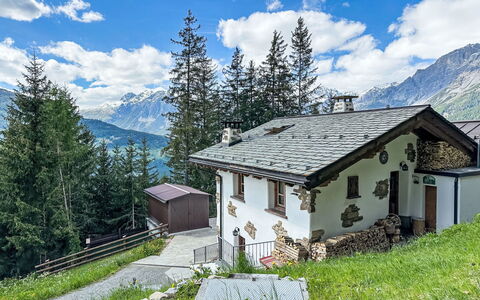 Chalet Ralon: Bjergrige Landskabsformer, Bjerg, Bakke, Bjergkæde, Landskab, Highland, Hill Station, Skygge, Kam
