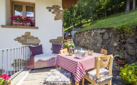Chalet Ralon: Møbel, Stol, Udendørs Møbler, Sommerhus, Blomsterkrukke, Stueplante, Udendørs Bord, Have, Køkken & Spisebord, Gårdhave